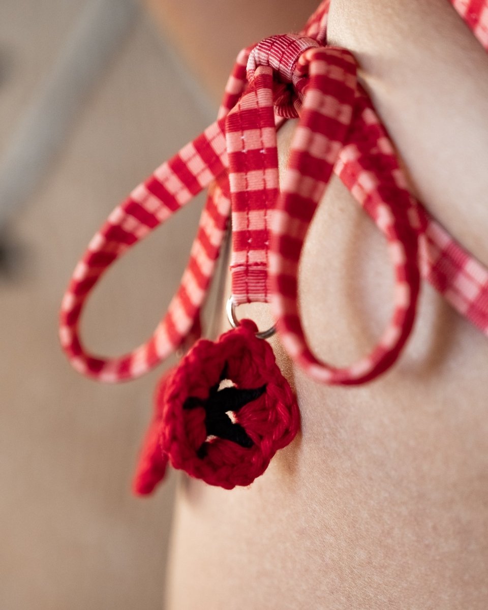 Focus sur le détail floral latéral au niveau de la hanche du bas Maré de la collection Hibiscus.