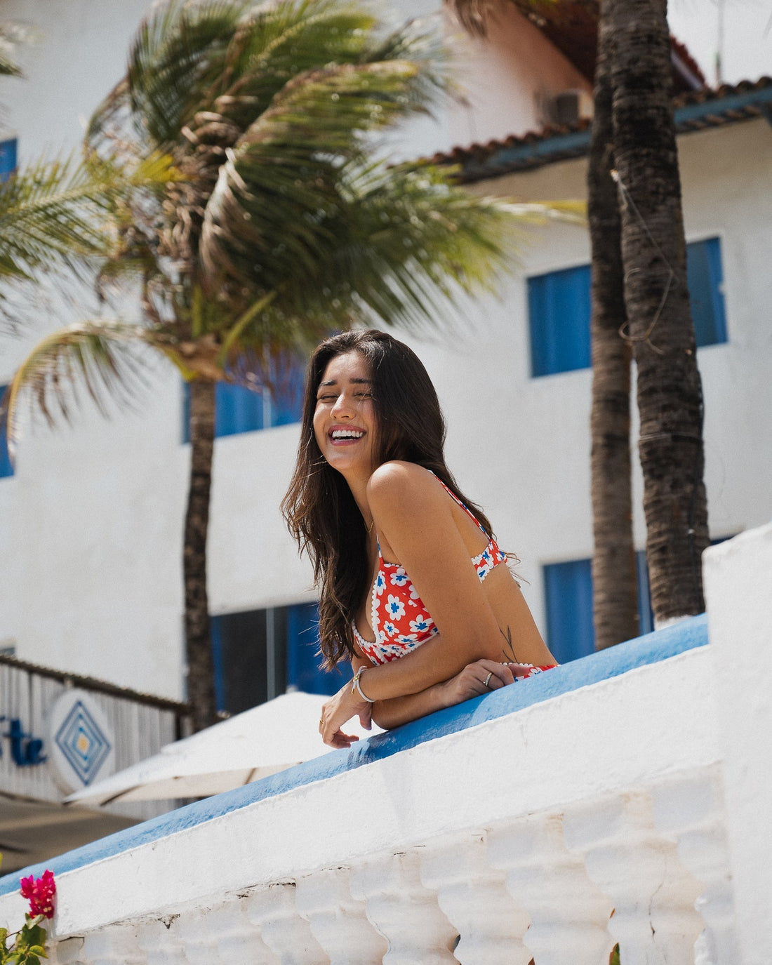Maillot de bain brésilien vs maillot français — haut de bikini Búzios Belle Bloom importé du Brésil, Soleil Leblon®, Cannes Côte d'Azur.