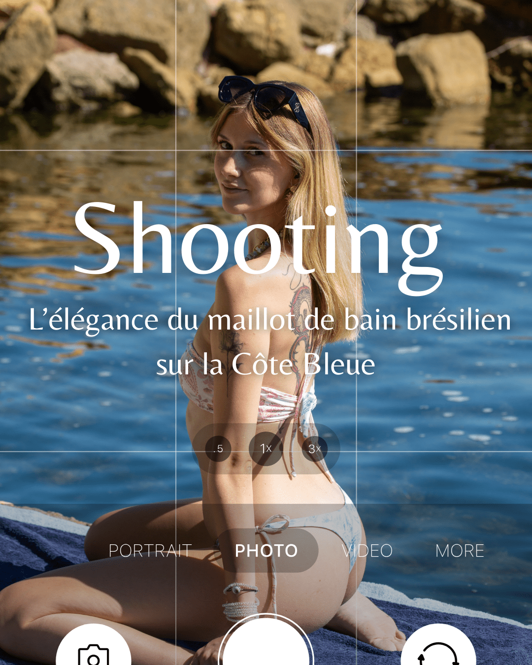 Amélia assise à genoux sur le bord de mer aux Heures Claires à Istres, regardant par-dessus son épaule vers l’appareil photo et portant le maillot de bain brésilien Paisley de Soleil Rio. 