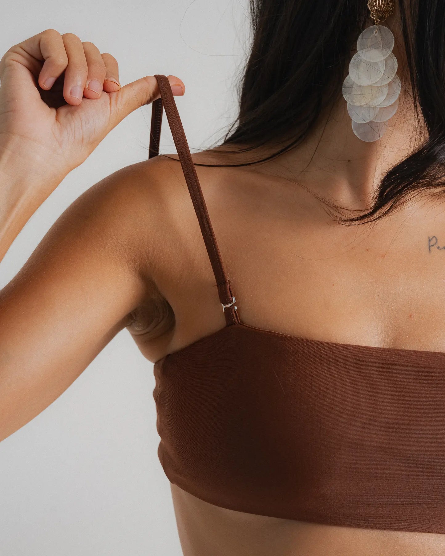 Détail bretelle réglable maillot de bain brésilien une pièce Èze — Collection Âmbre Soleil Leblon®
