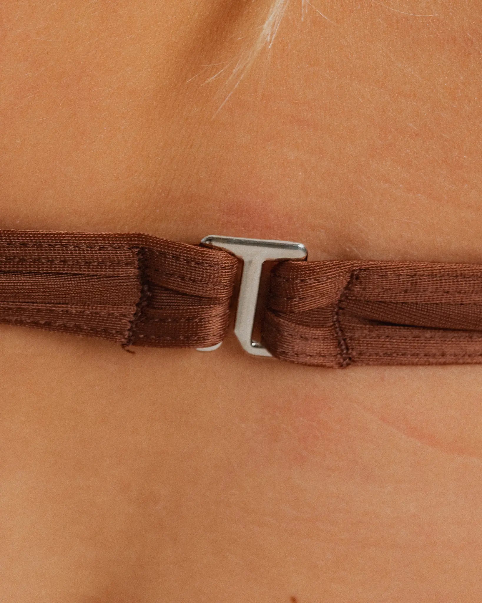 détail fecho haut maillot de bain brésilien marron importé du Brésil — Soleil Leblon®