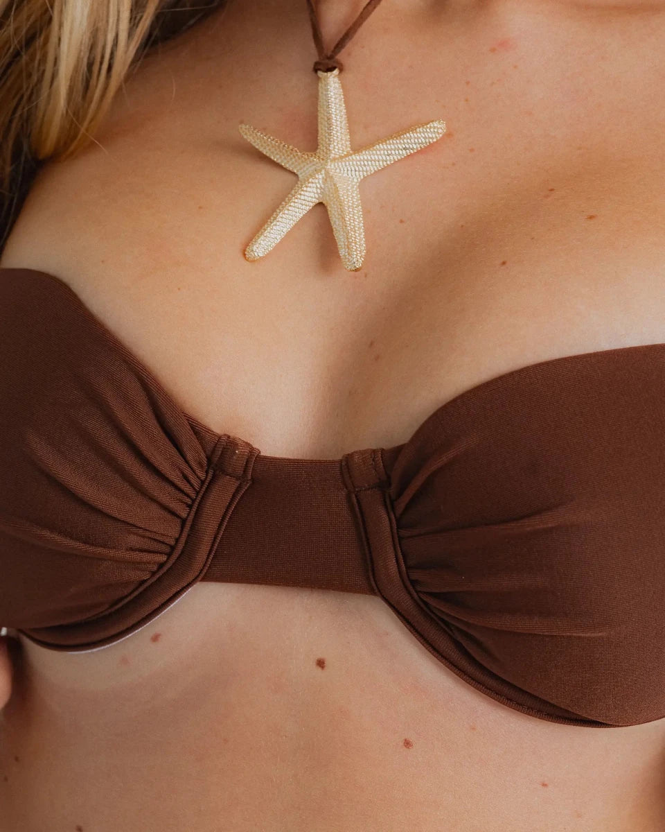 Détail bijou haut maillot brésilien marron — Collection Âmbre Soleil Leblon®