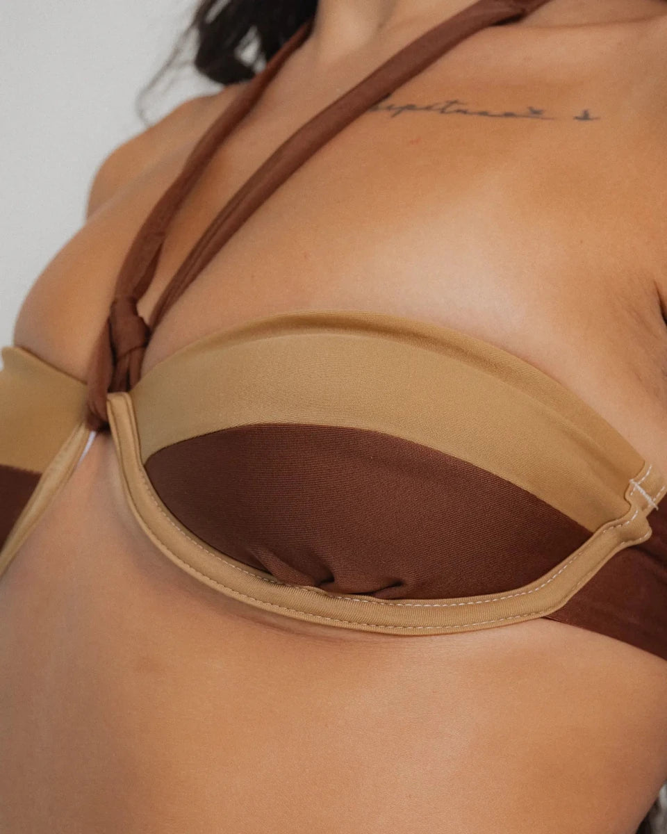 Détail haut maillot brésilien bandeau bicolore Monaco — Collection Âmbre Soleil Leblon®