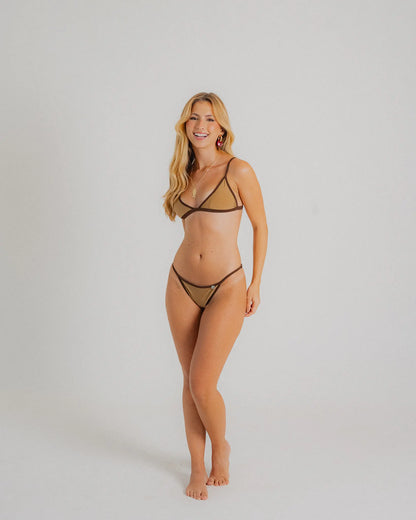 Mannequin portant un bikini deux pièces beige et marron à fines bretelles, avec détails contrastés et coupe échancrée, posé sur fond blanc minimaliste.