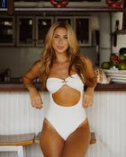 Maillot de bain une pièce blanc Antibes avec cut-out abdominal et étoile de mer dorée centrale – Collection Côte d'Or – Soleil Leblon